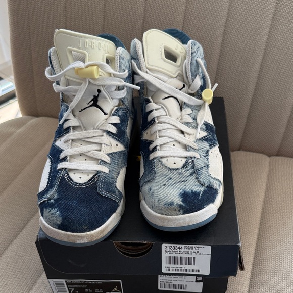 Jordan Air 1 Low SE White and Royal Blue - Picture 1 of 8